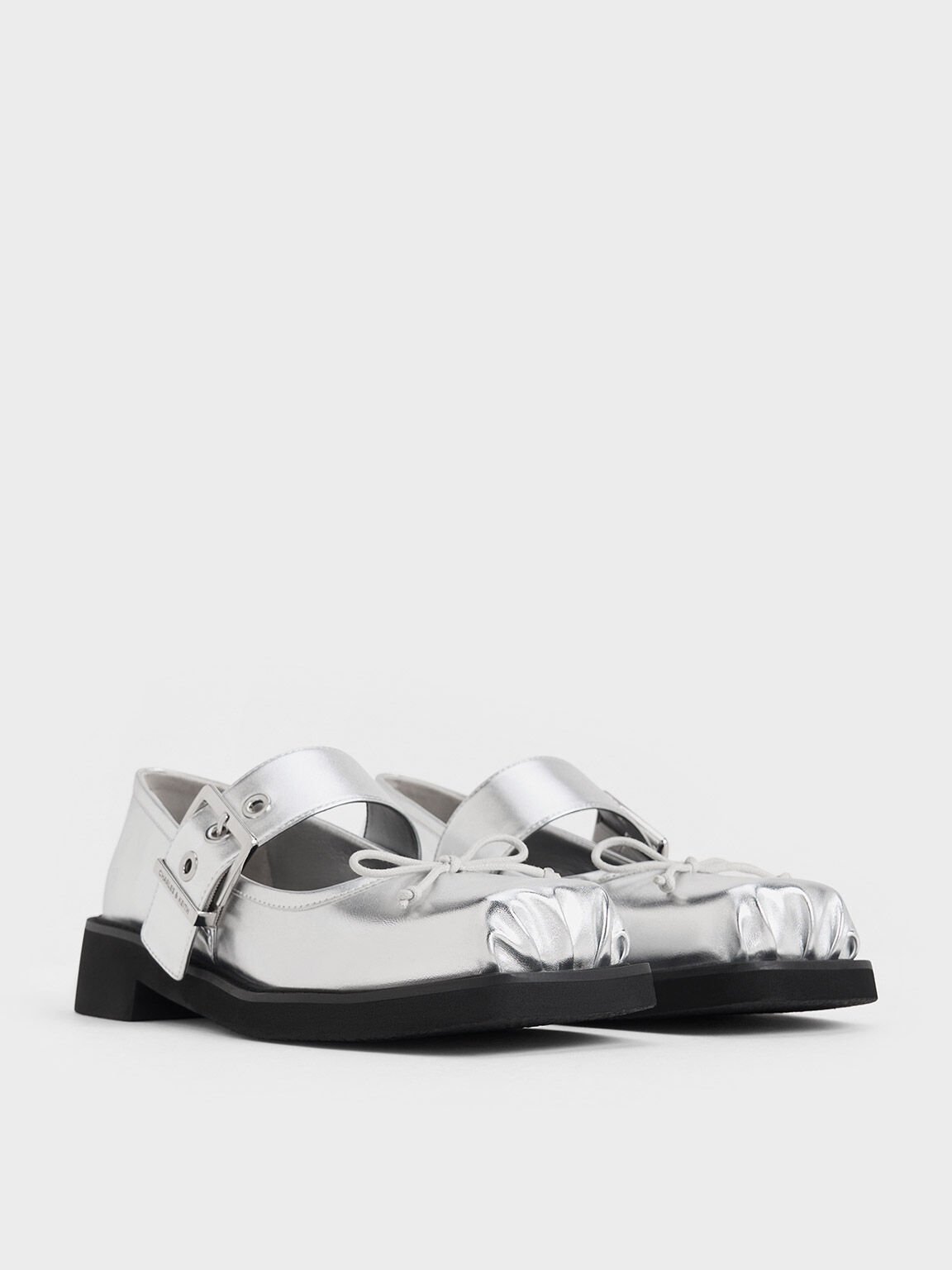 Sepatu Mary Janes Bow Buckled Metallic, Silver, hi-res