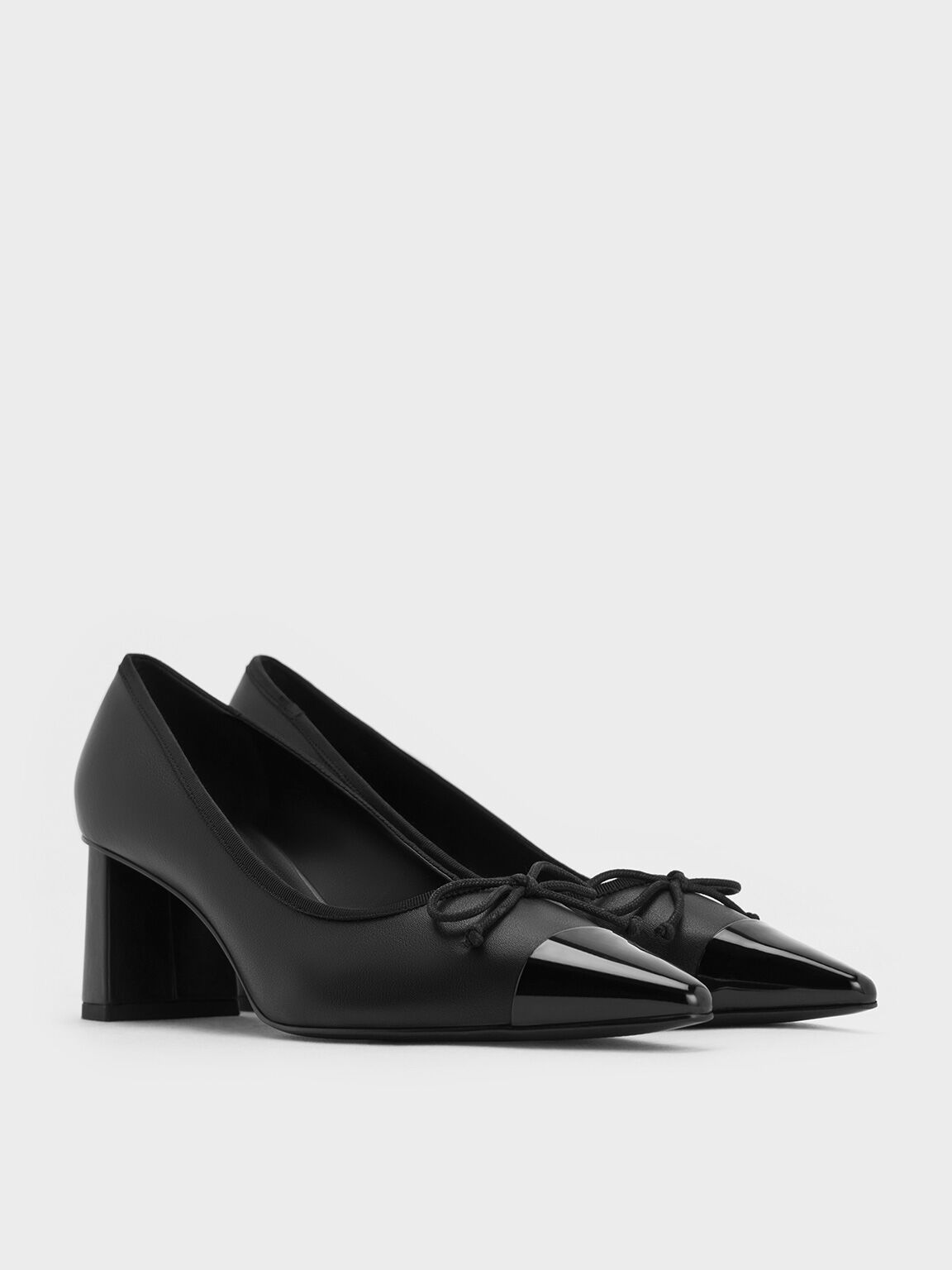 Sepatu Pointed Cap-Toe Bow, Black, hi-res