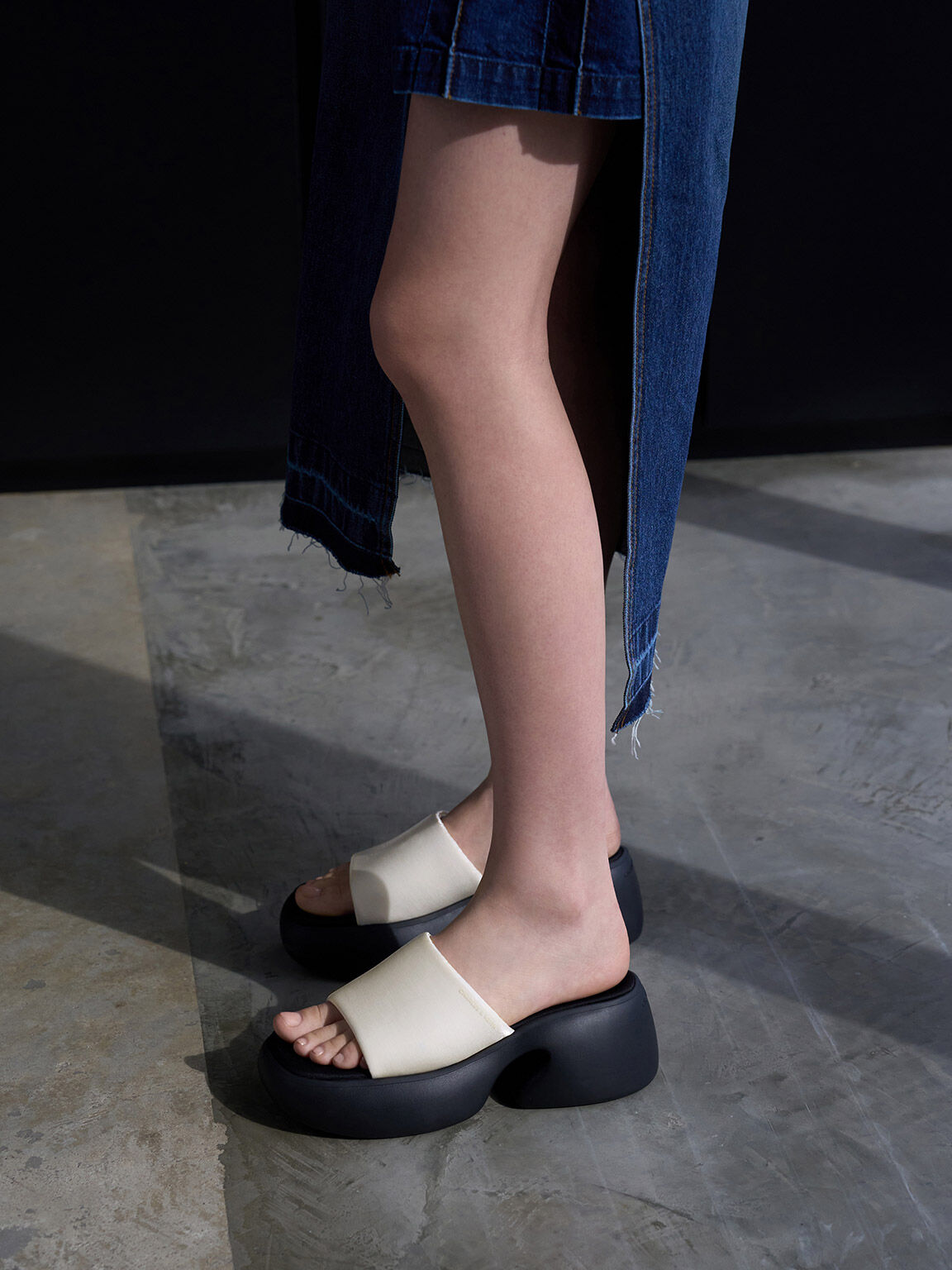 Sepatu Platform Mules Silk Baxie Two-Tone, Chalk, hi-res