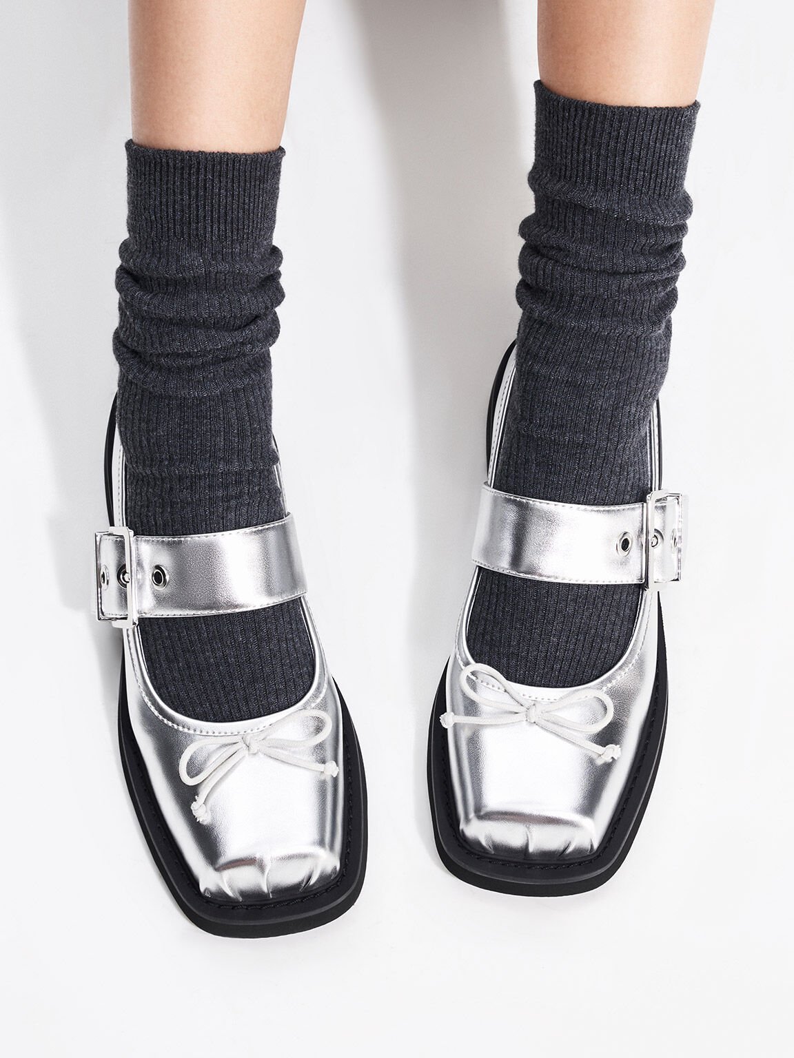 Sepatu Mary Janes Bow Buckled Metallic, Silver, hi-res