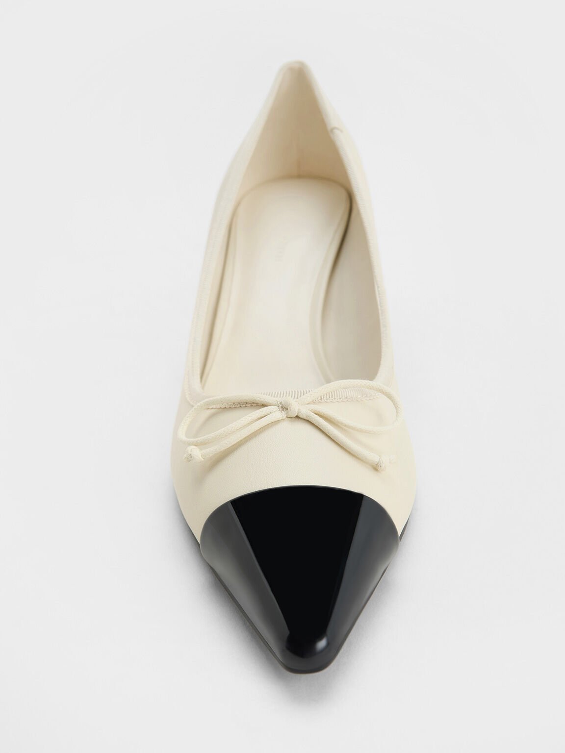 Sepatu Pointed Cap-Toe Bow, Chalk, hi-res