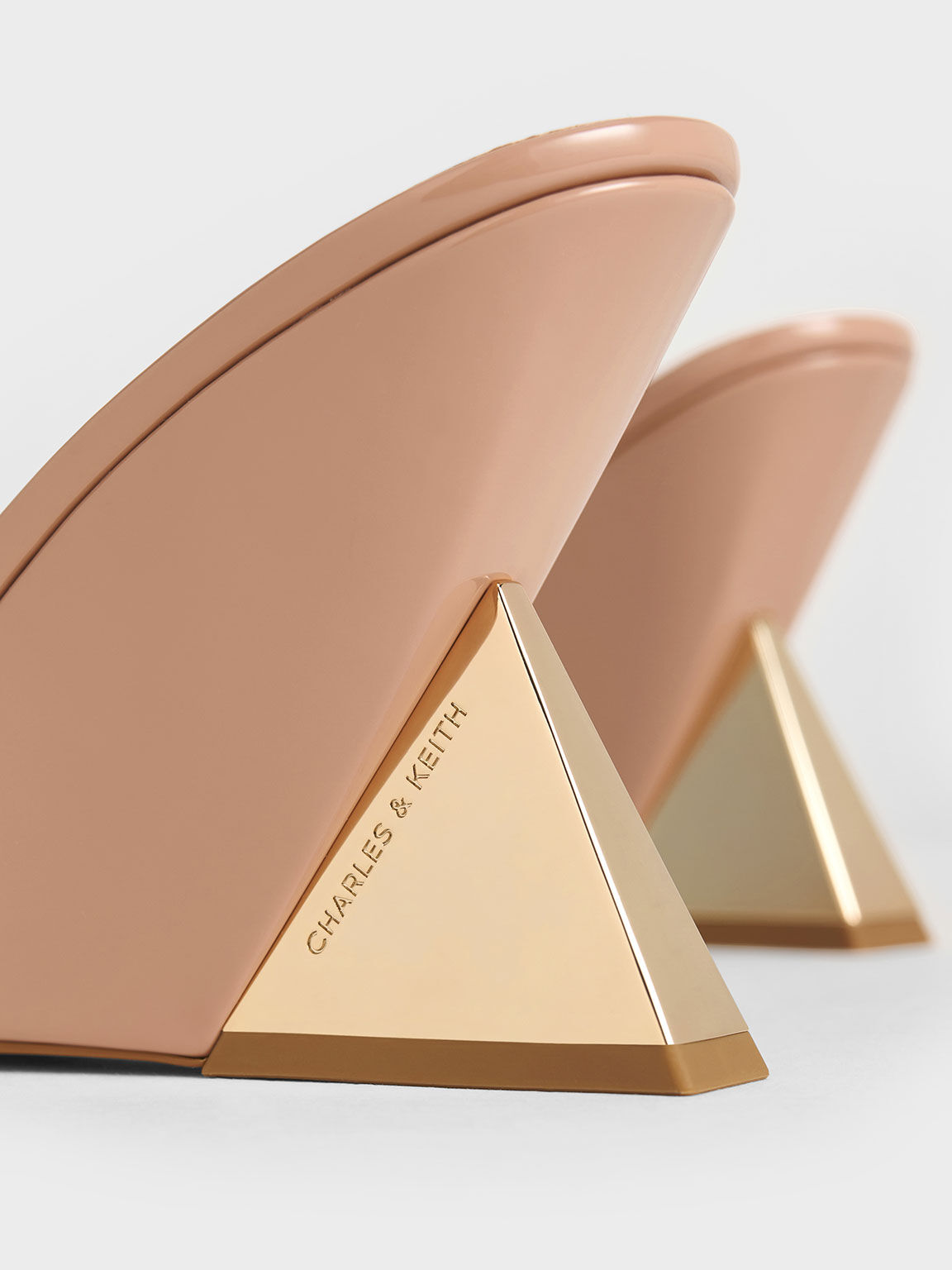 Sepatu Wedge Triangle-Heel Patent, Nude, hi-res