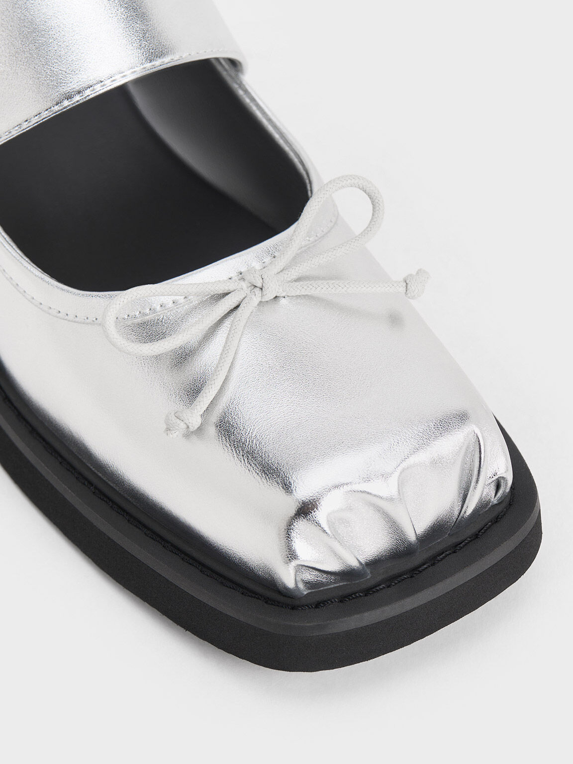 Sepatu Mary Janes Bow Buckled Metallic, Silver, hi-res
